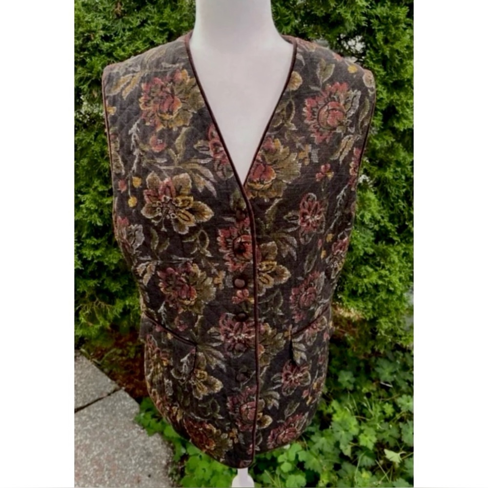 🇨🇦 Vintage quilted vest:Floral on Brown w/green, yellow, orange /Velvet Trim - Picture 16 of 16